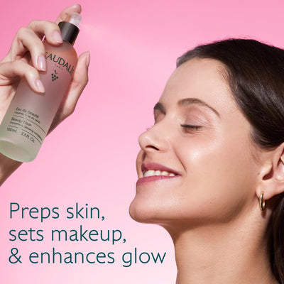 Caudalie Beauty Elixir atomizador en acción para acabado uniforme y fresco