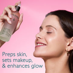 Caudalie Beauty Elixir atomizador en acción para acabado uniforme y fresco