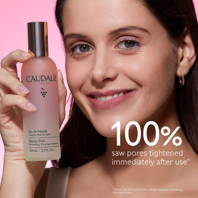 Caudalie Beauty Elixir aplicándose sobre maquillaje para fijar y dar brillo
