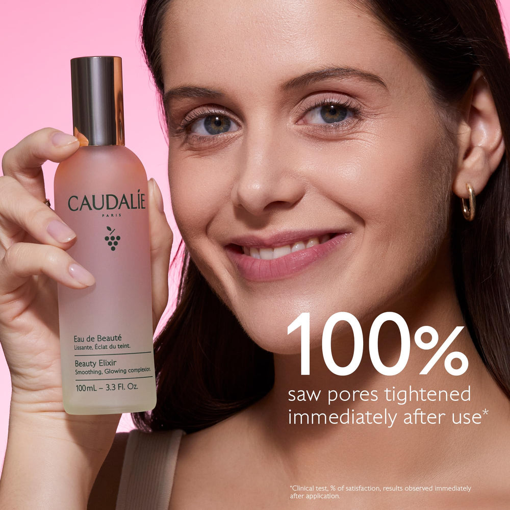 Caudalie Beauty Elixir aplicándose sobre maquillaje para fijar y dar brillo