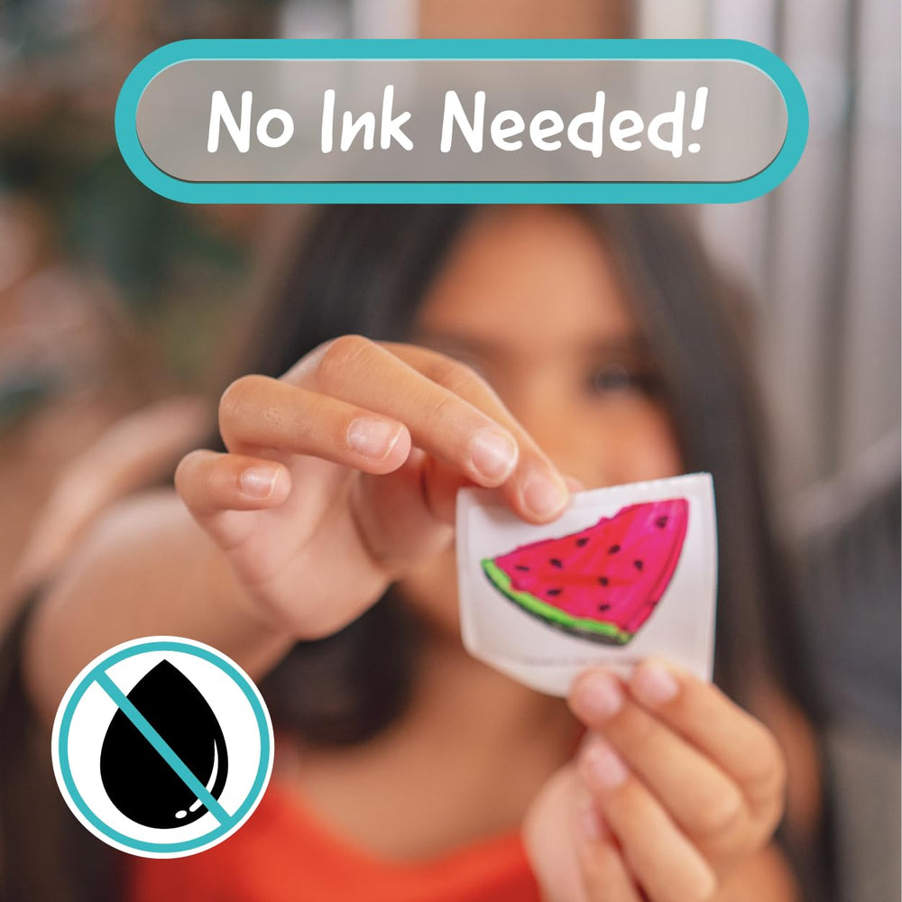 CEACO Hello Blink comparación de tamaño junto a una mano para escala