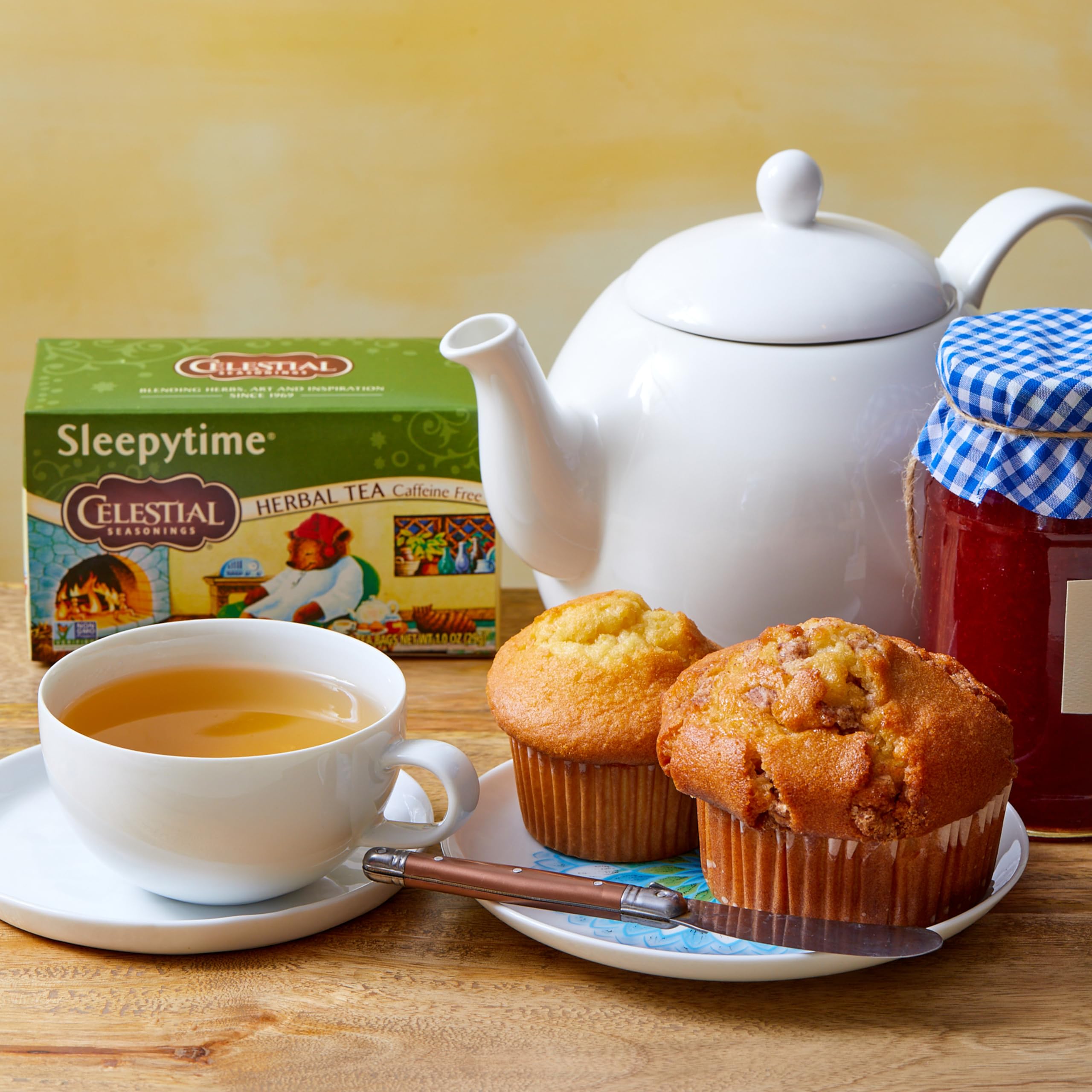 Celestial Seasonings ambiente de noche en mesita con taza para una rutina relajante