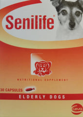 Ceva Senilife administrador mezclando cápsula en comida del perro