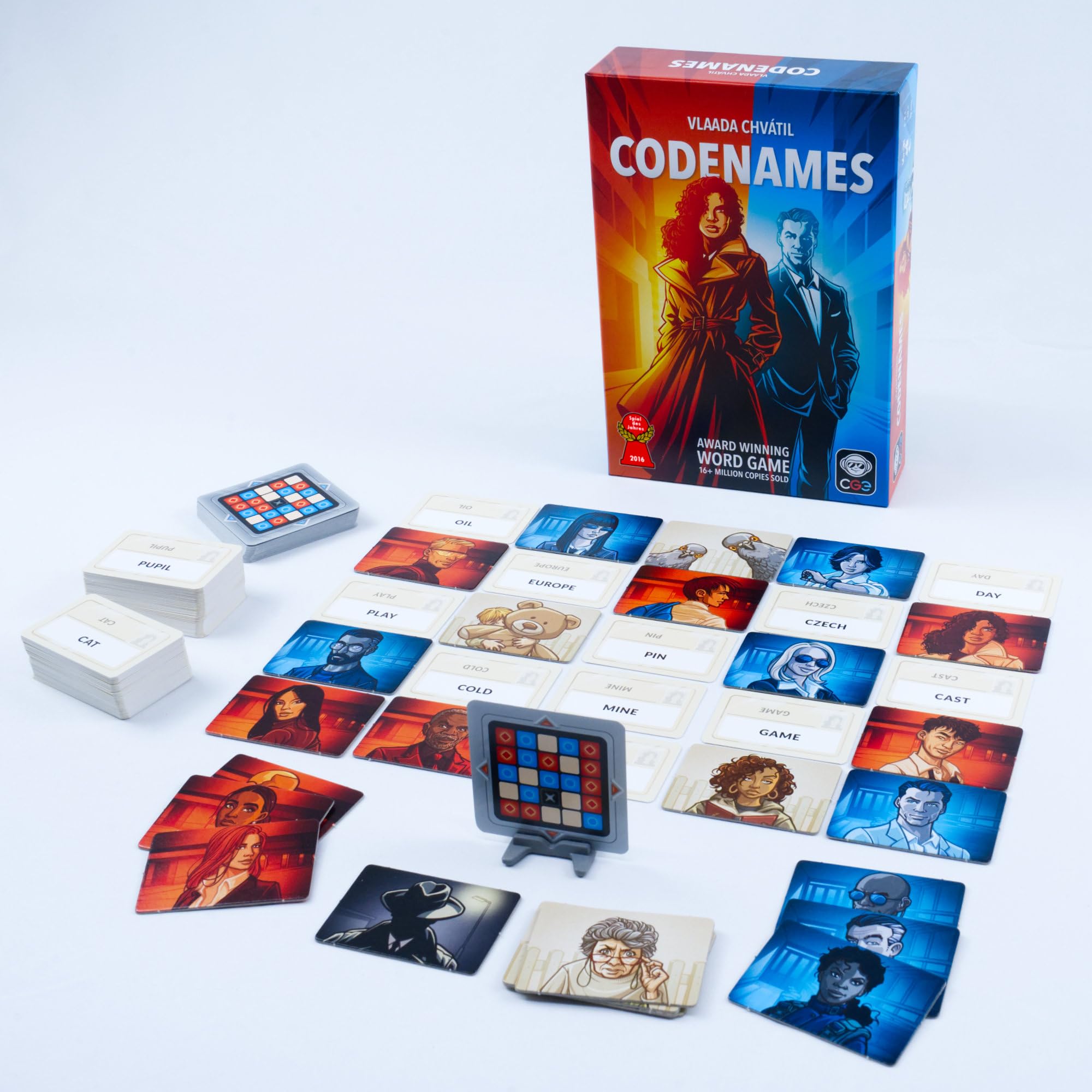 CGE Codenames cuadrícula 5x5 con cartas en juego destacando la mecánica