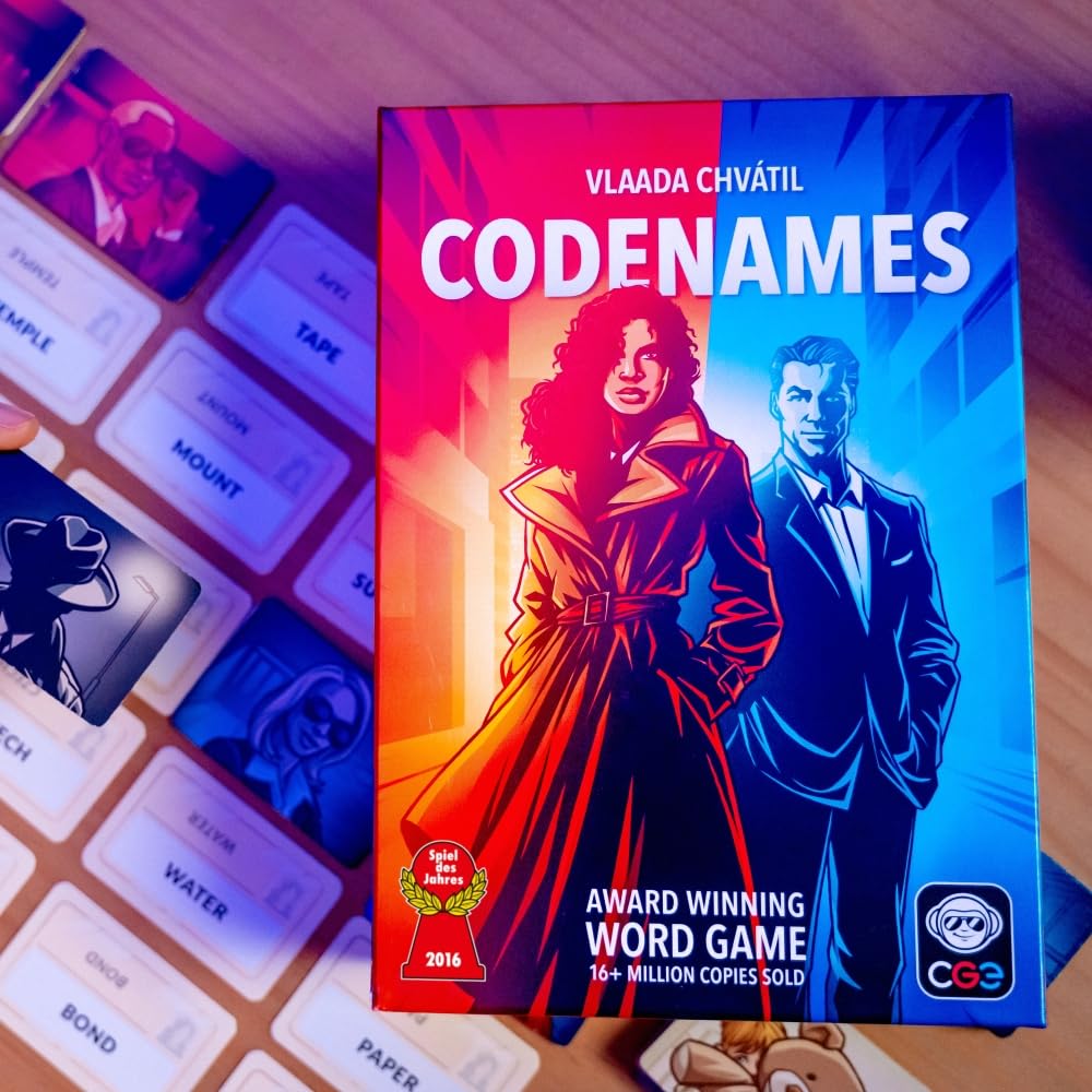 CGE Codenames manos señalando cartas para mostrar escala y manejo