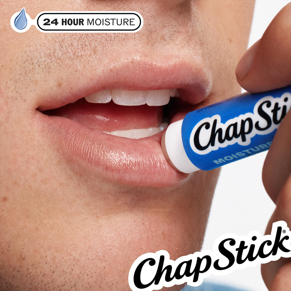 ChapStick en uso al aire libre protegiendo labios durante actividad ligera