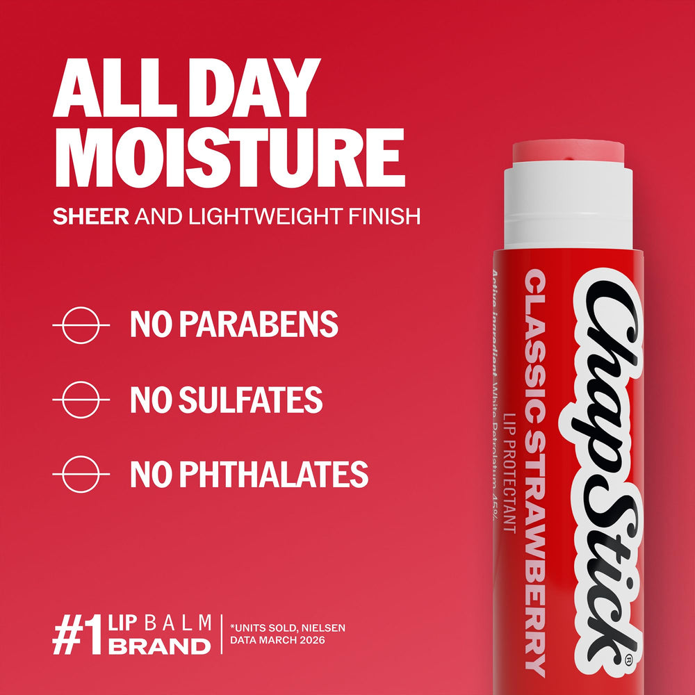 Enfoque en la etiqueta ChapStick con ingredientes y formato práctico del producto