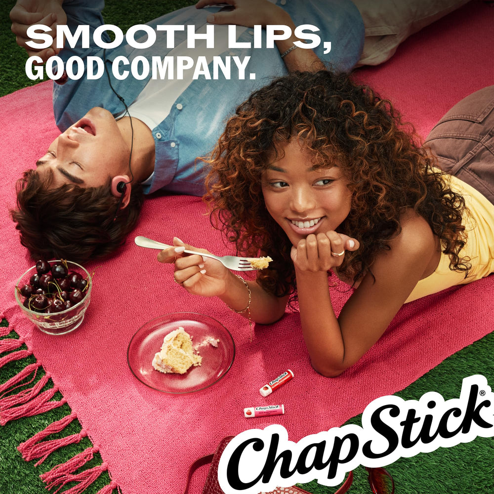 ChapStick Classic Strawberry en mano para apreciar tamaño compacto y portabilidad
