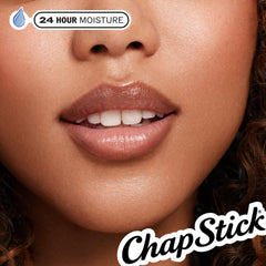 Textura de la barra ChapStick Classic Strawberry que sugiere hidratación inmediata