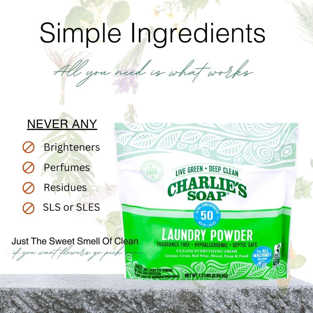 Charlie’s Soap comparación de tamaño con una mano, paquete compacto y transportable
