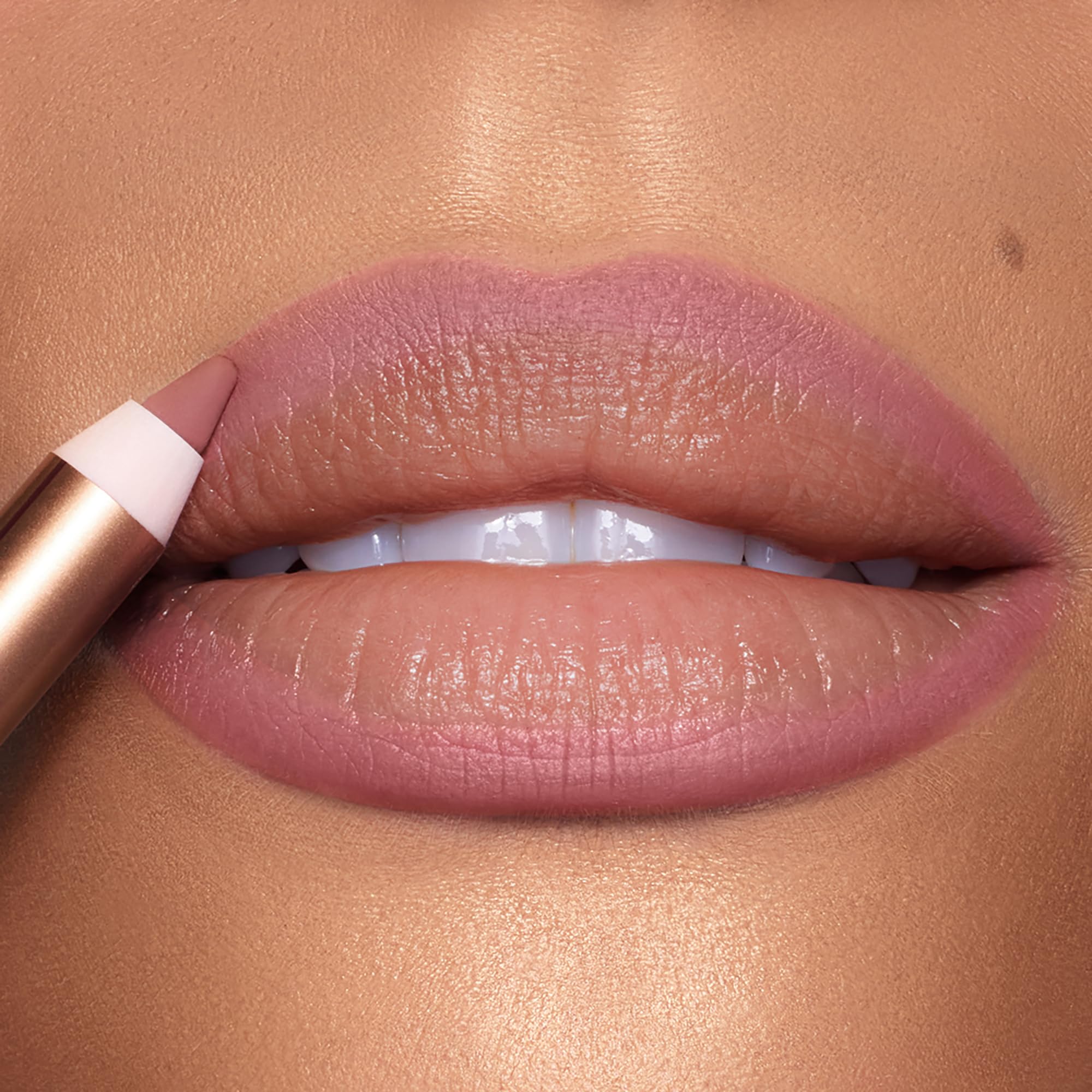 Comparación de tamaño del Charlotte Tilbury Lip Cheat en mano portable y compacto