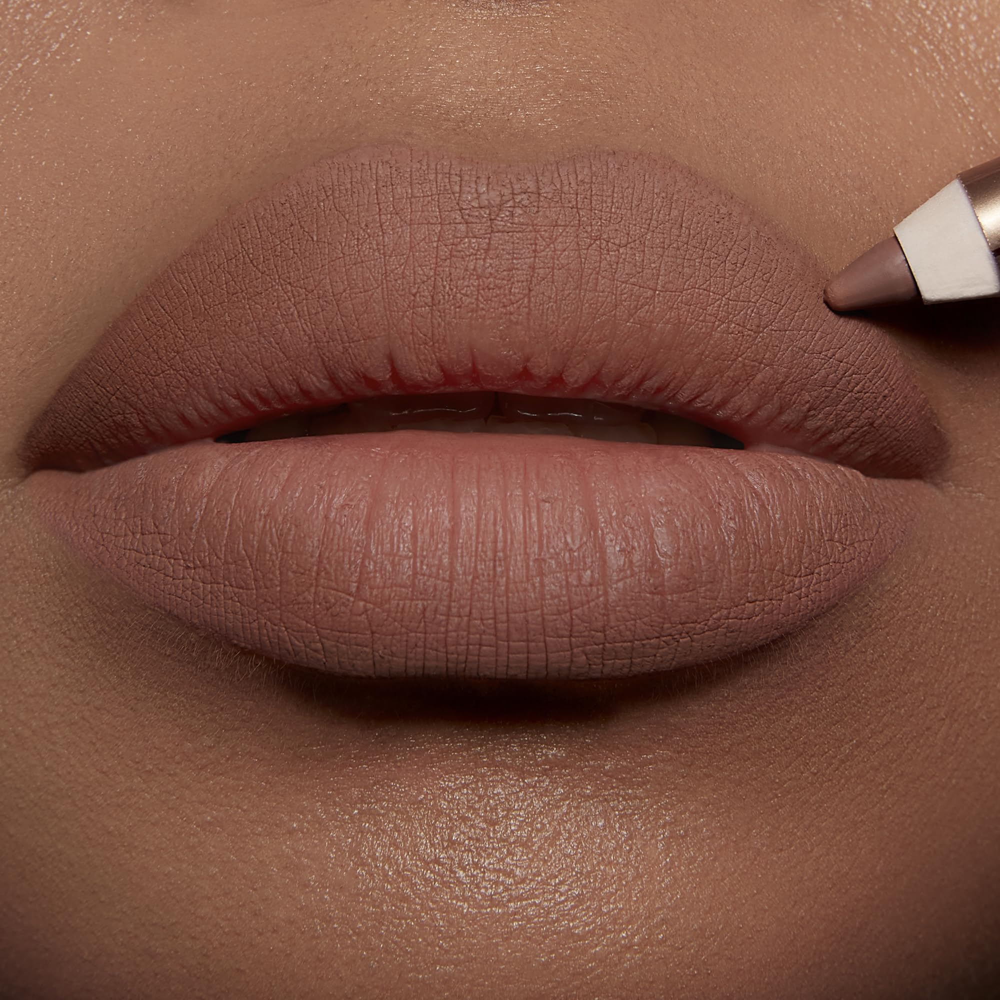 Charlotte Tilbury detalle de la punta para delineados nítidos y controlados