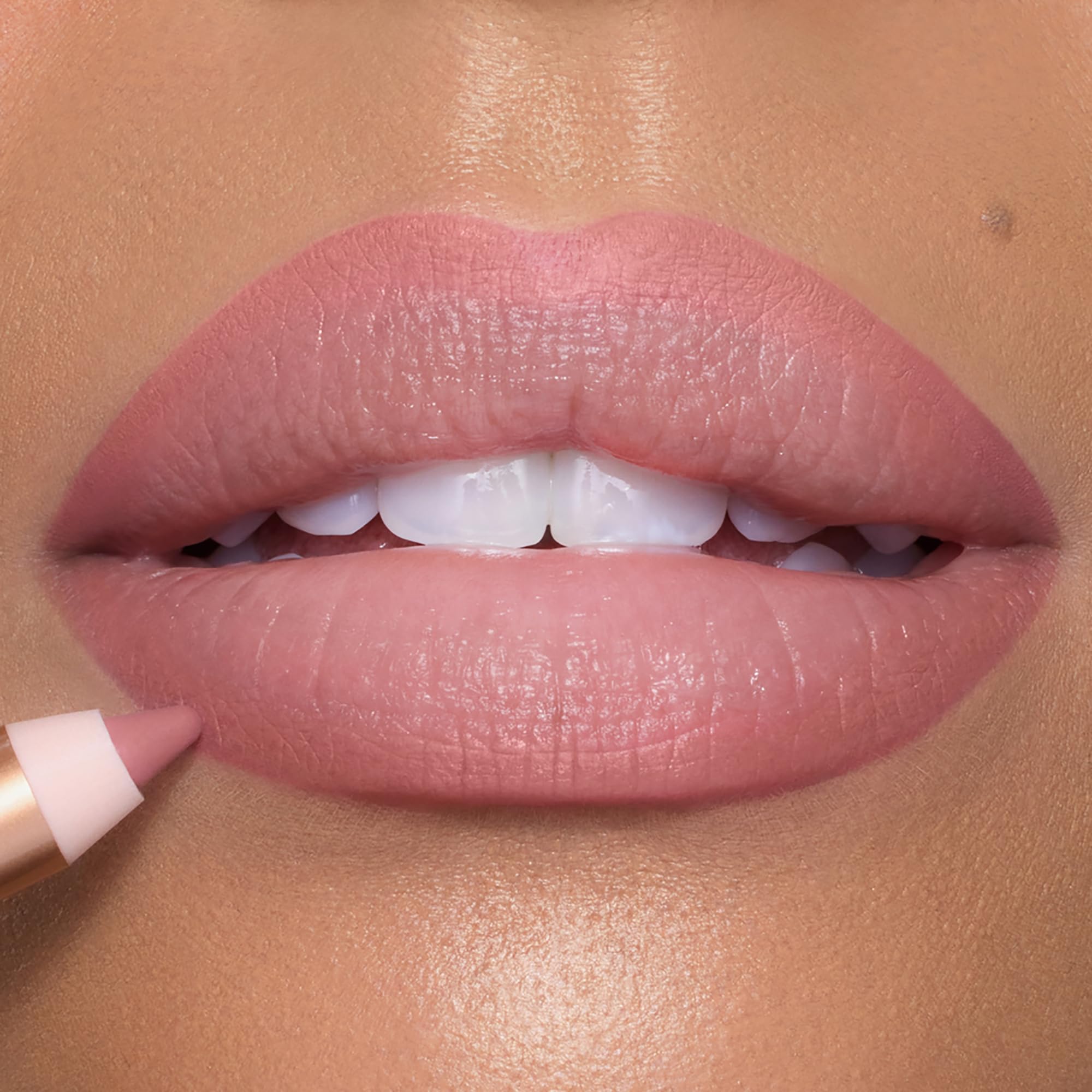 Charlotte Tilbury detalle de la etiqueta que muestra nombre y facilidad de lectura