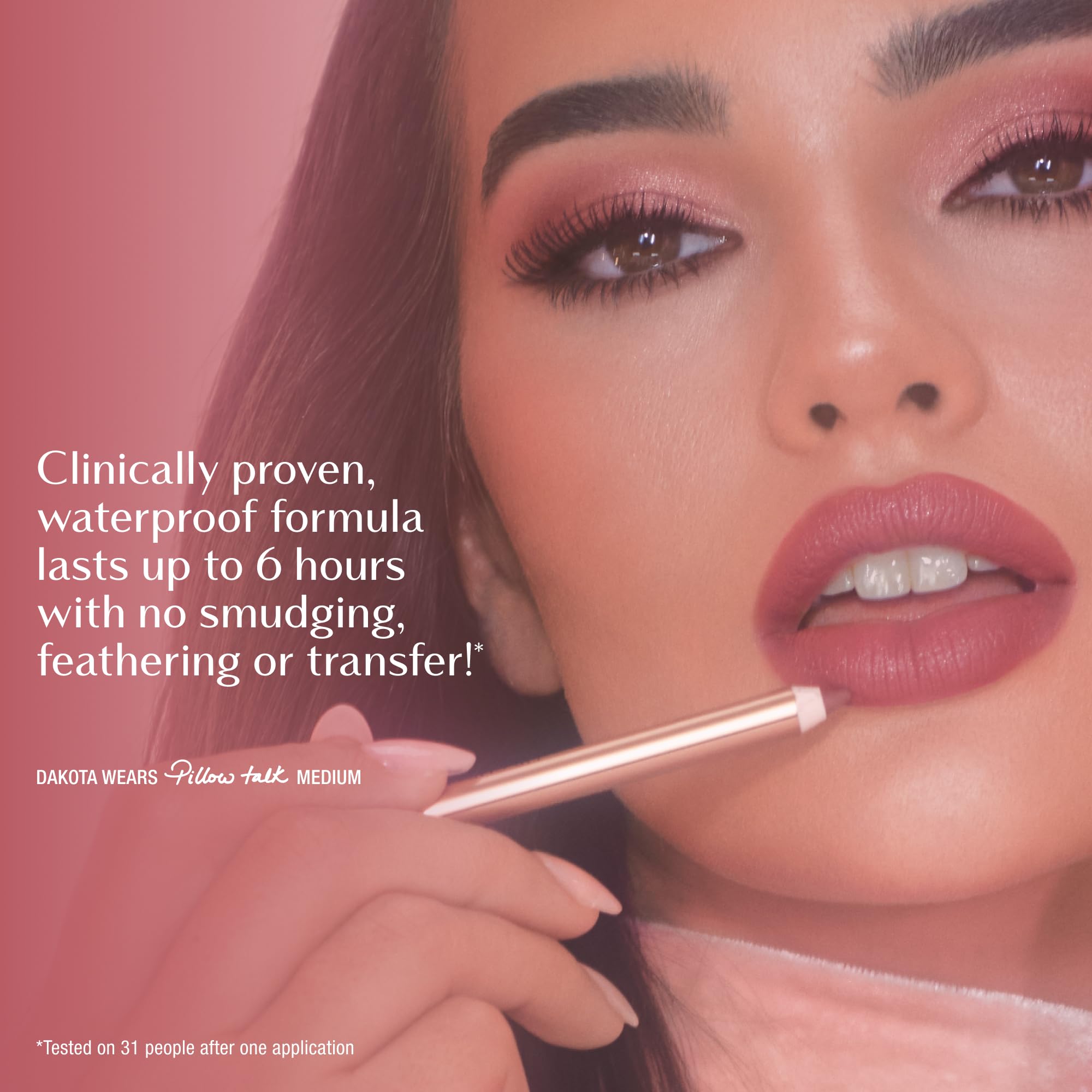 Charlotte Tilbury producto en mano para comparar tamaño y transporte fácil