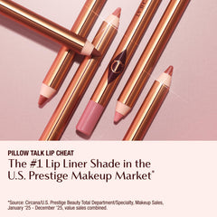 Charlotte Tilbury lápiz en mano demostrando control y fácil manejo al perfilar