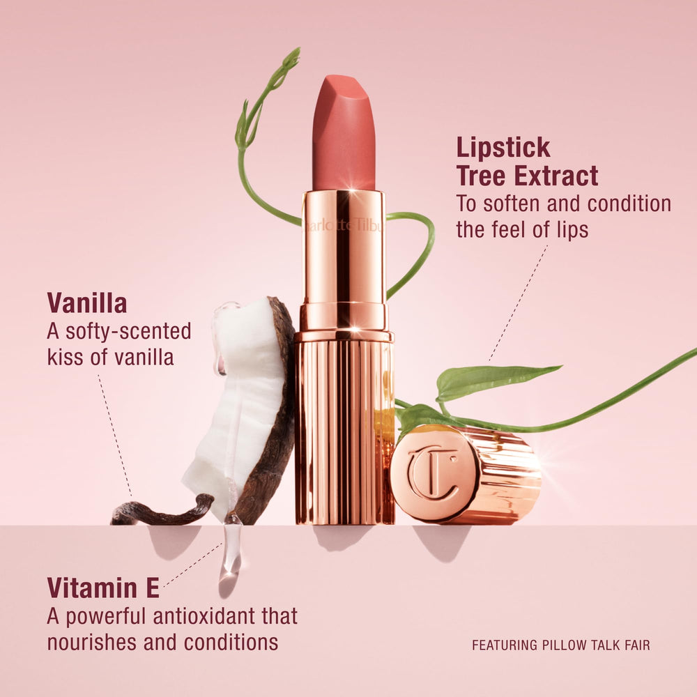Charlotte Tilbury aplicando el labial en la mano para mostrar cobertura y cremosidad
