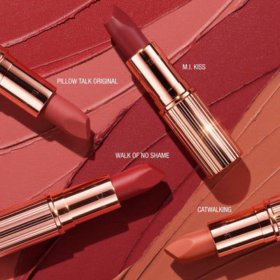 Charlotte Tilbury comparación de tamaño del producto junto a objetos cotidianos