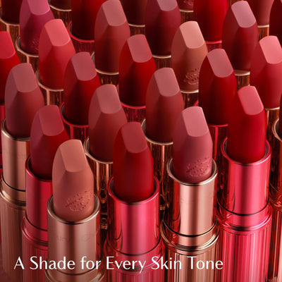 Charlotte Tilbury modelo usando el labial en un entorno lifestyle para inspiración