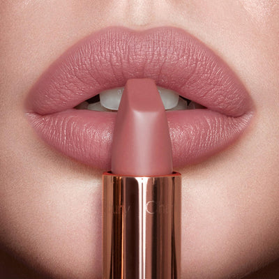 Charlotte Tilbury tubo abierto con tono Pillow Talk demostrando color nude rosado
