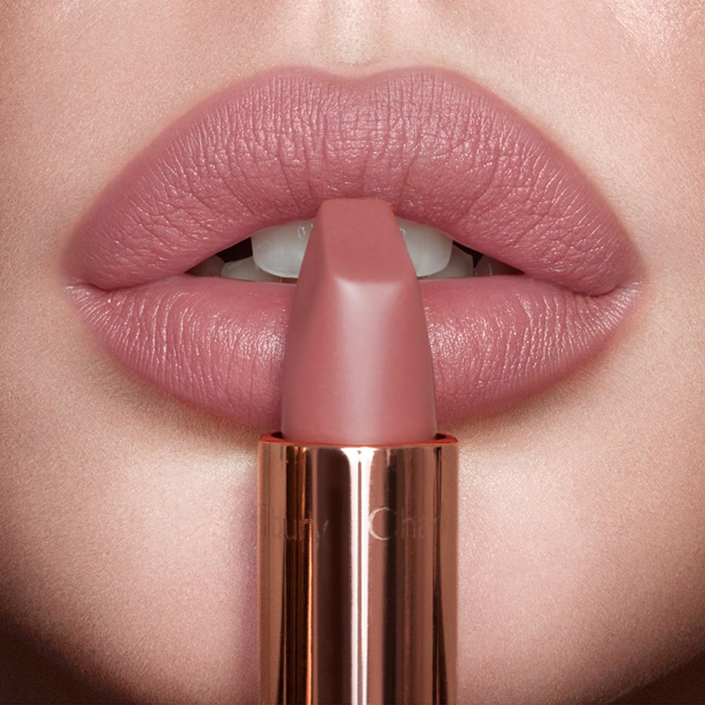 Charlotte Tilbury tubo abierto con tono Pillow Talk demostrando color nude rosado