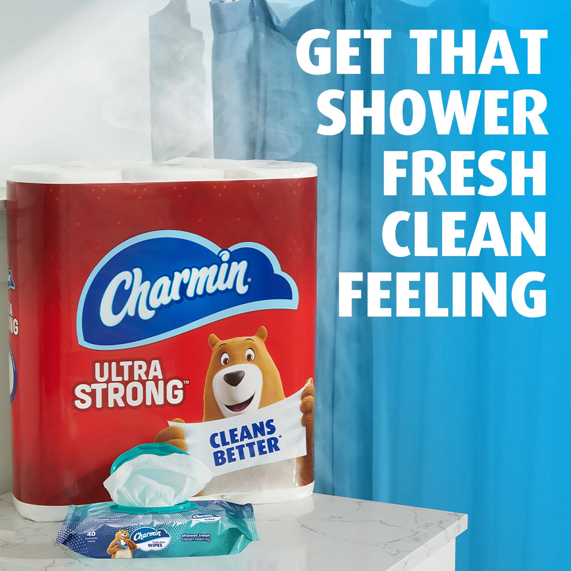 Charmin uso en baño con paquete abierto, limpieza extra conveniente
