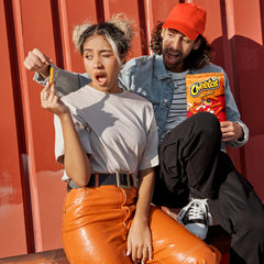 Cheetos bol con snacks en mesa de fiesta para compartir fácilmente