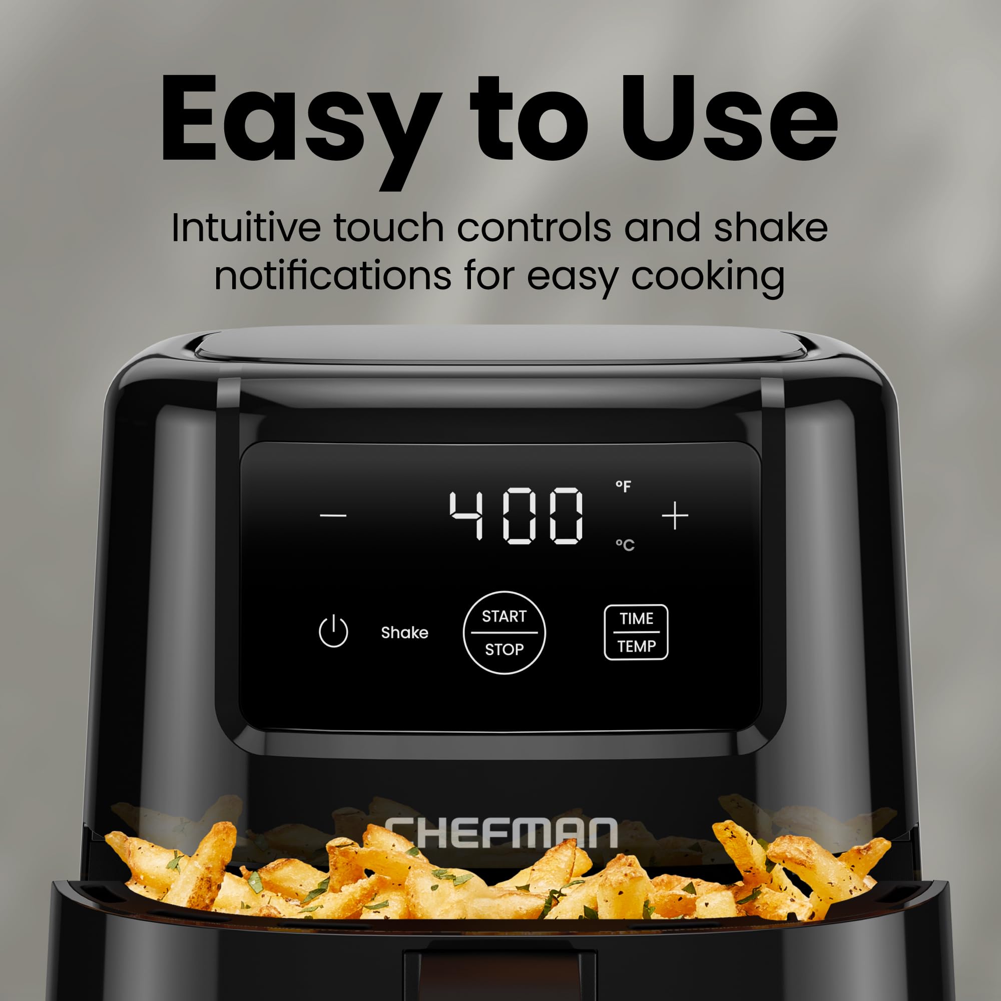 Chefman comparación de tamaño con una mano mostrando la capacidad compacta