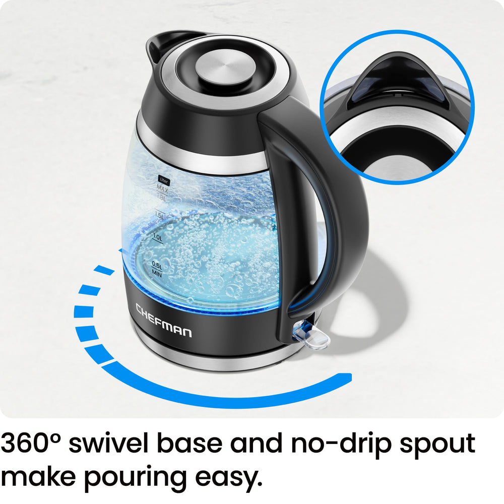 Chefman vertiendo agua con pico anti-goteo para servicio preciso
