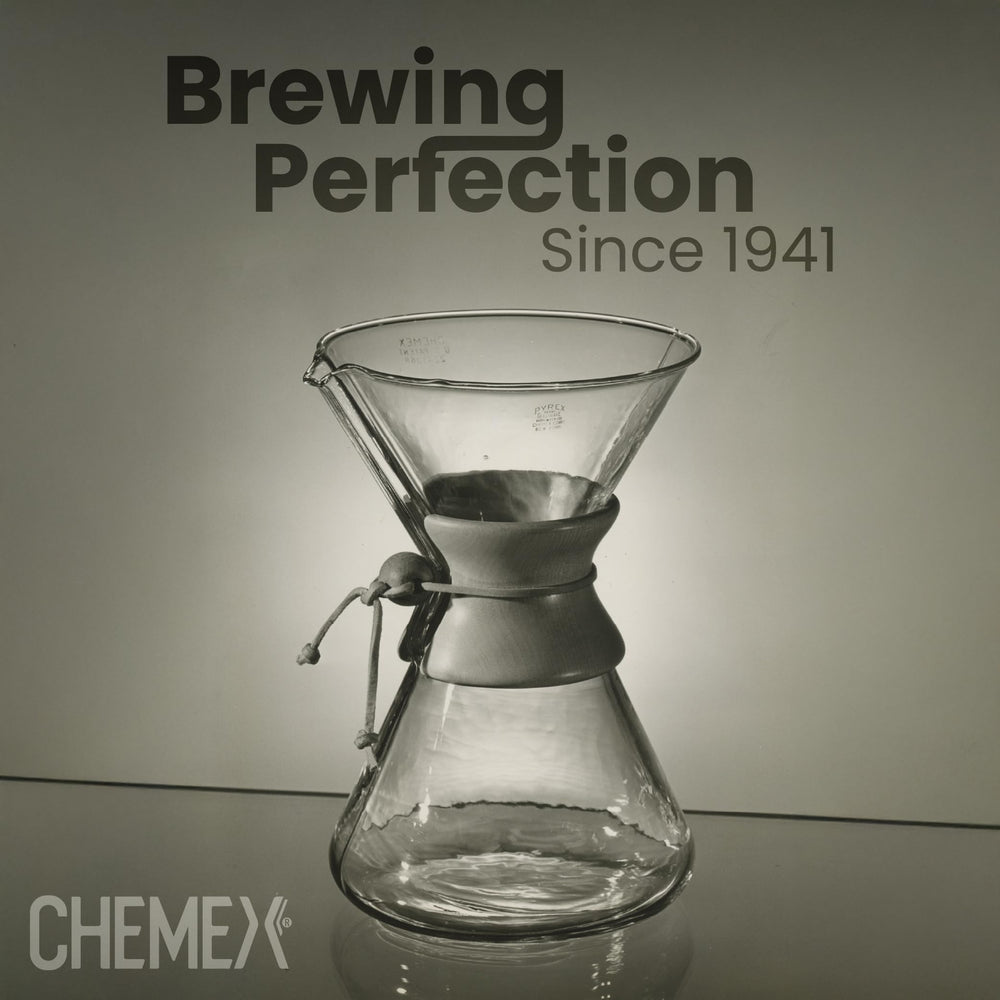 Chemex filtro junto a manos para escala, muestra tamaño y ajuste práctico