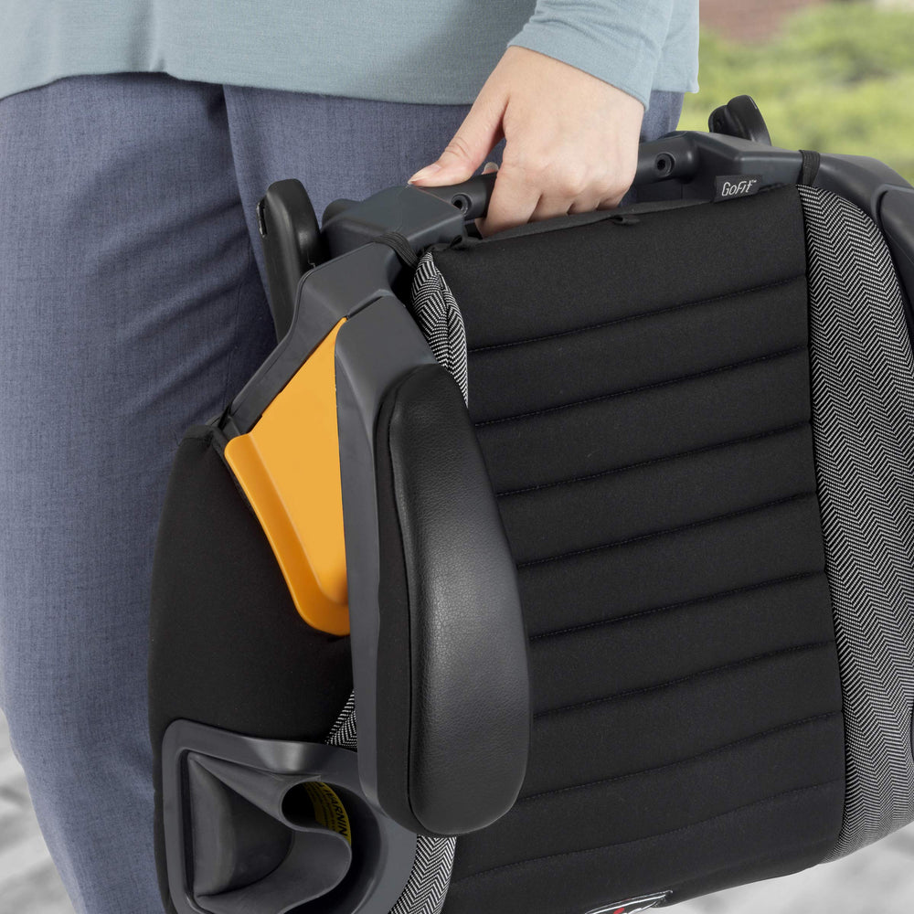 Chicco GoFit Plus carrying handle in use for effortless vehicle-to-vehicle transfer benefit