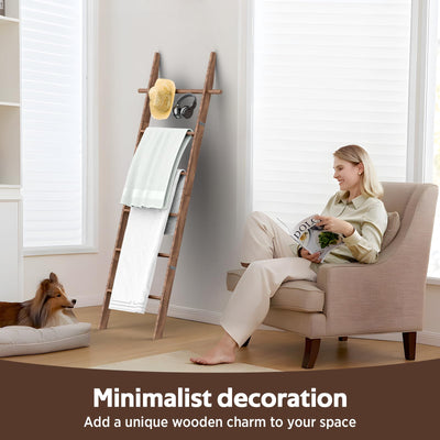 chilinii escalera decorada en Navidad junto a chimenea creando ambiente acogedor
