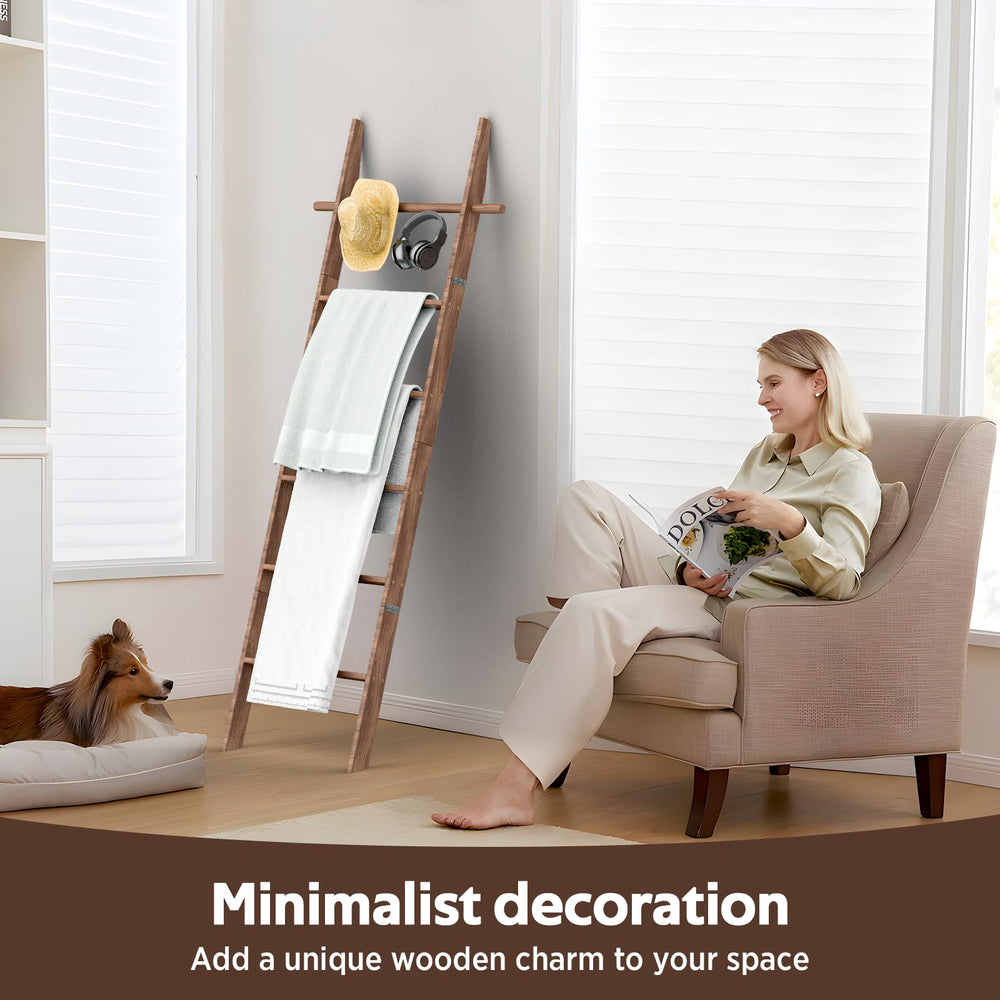 chilinii escalera decorada en Navidad junto a chimenea creando ambiente acogedor