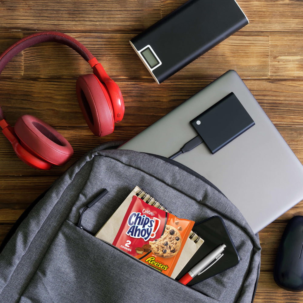 Chips Ahoy! paquete en mano para comparar tamaño y porción portátil