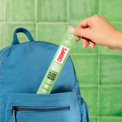 Chomps stick en mano para comparar tamaño y facilidad de transporte