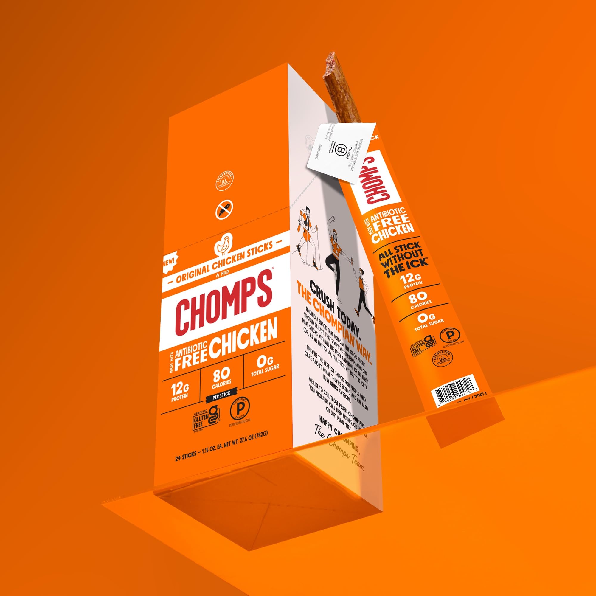 Persona al aire libre disfrutando Chomps, snack de proteína portátil