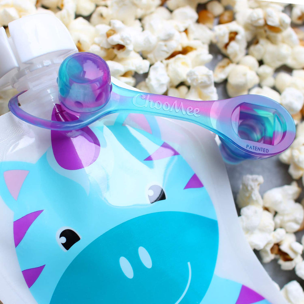 Comparación de tamaño ChooMee SoftSip junto a una mano infantil para escala y manejo fácil
