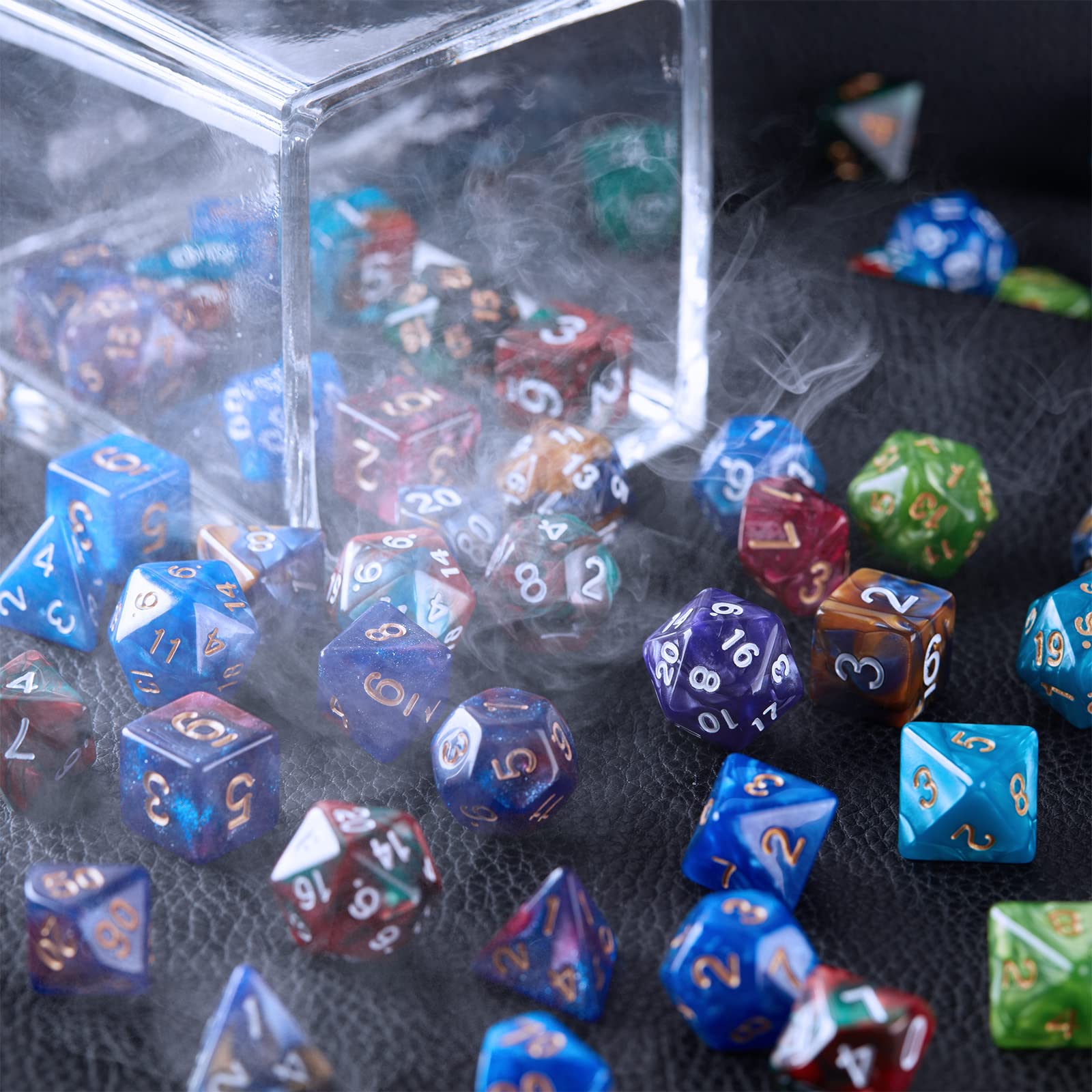 CiaraQ dados en uso durante una tirada para sesiones de RPG