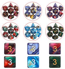 CiaraQ primer plano de un d20 con números legibles y contraste