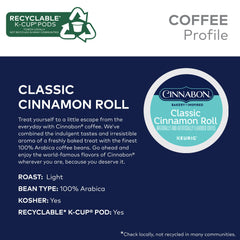 Cinnabon café en taza caliente con vapor mostrando aroma tentador