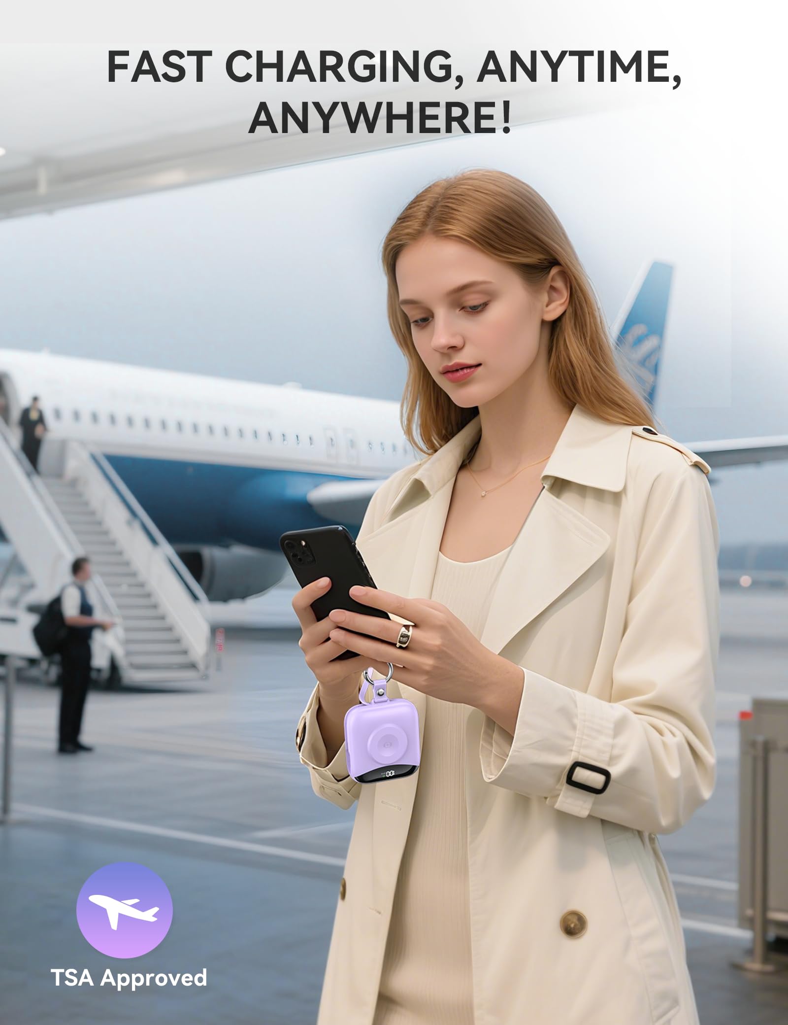 citicr power bank enganchado a mochila en exterior para uso durante actividades