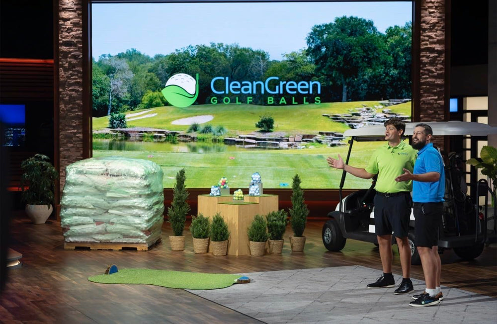 Clean Green Golf Balls comparación de tamaño junto a tee, indica compatibilidad estándar