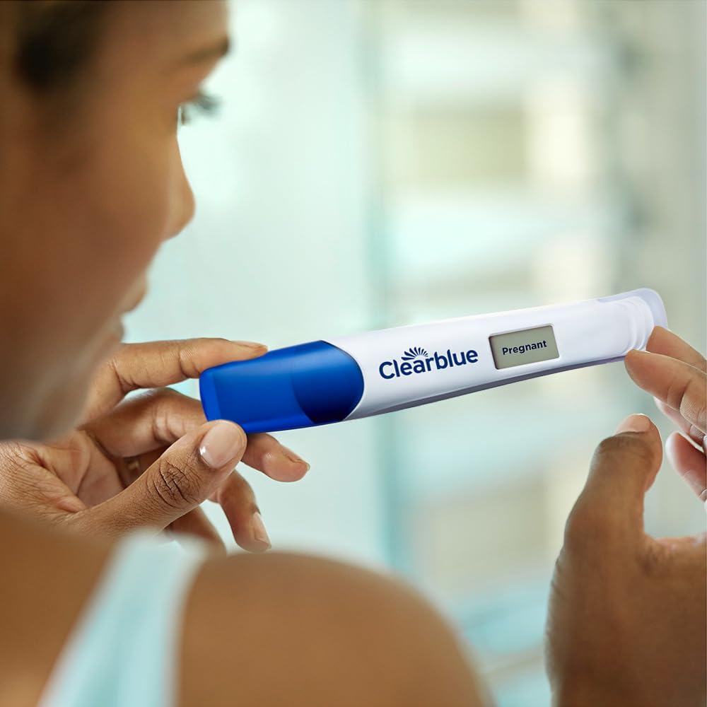 Clearblue persona aliviada tras ver resultado, contexto de uso doméstico
