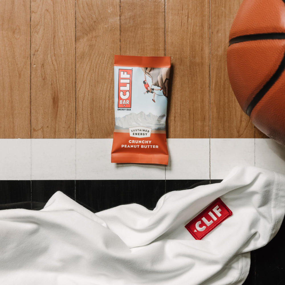 CLIF Bar en entorno outdoor sobre roca antes de sendero aportando energía portátil