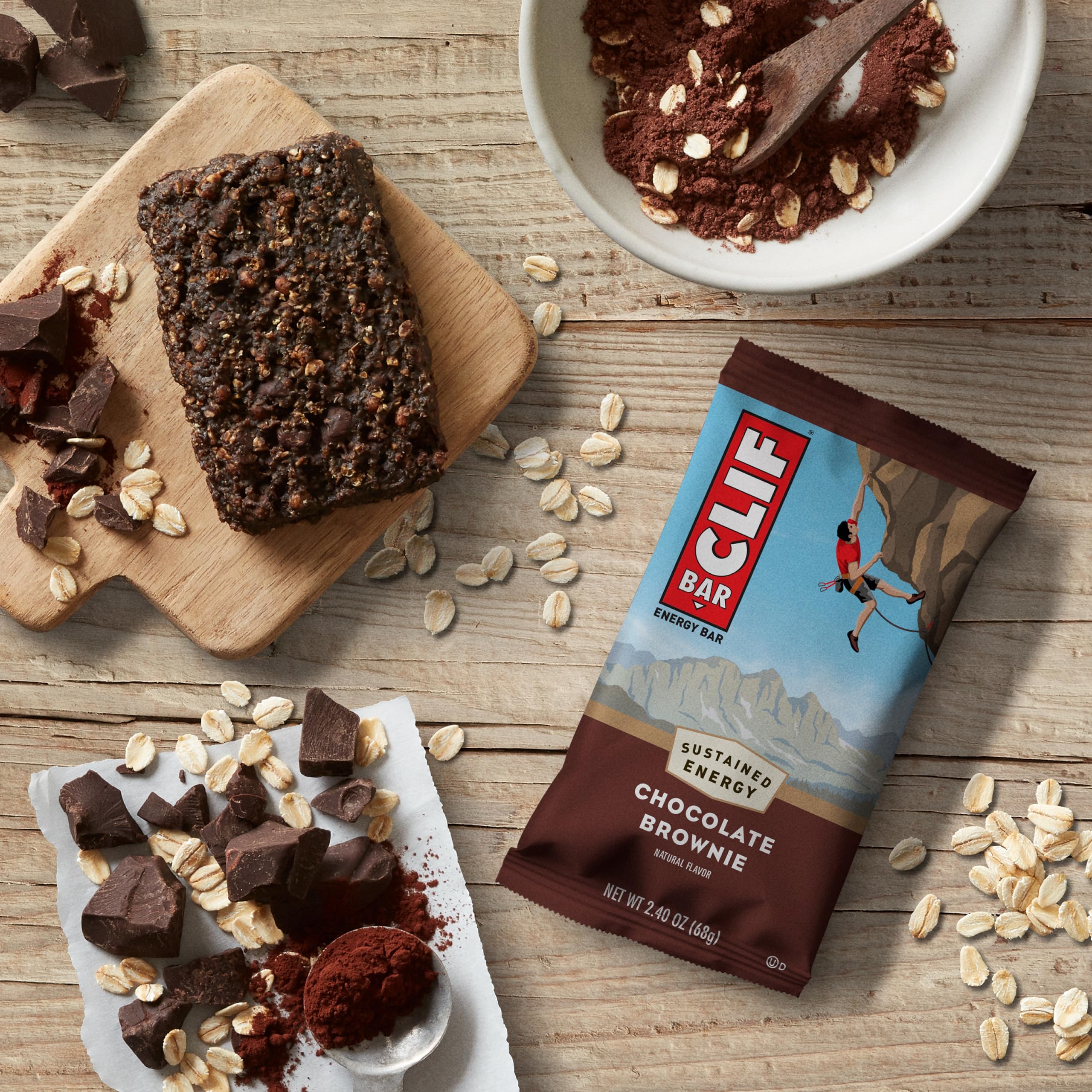 CLIF BAR escena lifestyle con ciclista consumiendo la barra en ruta