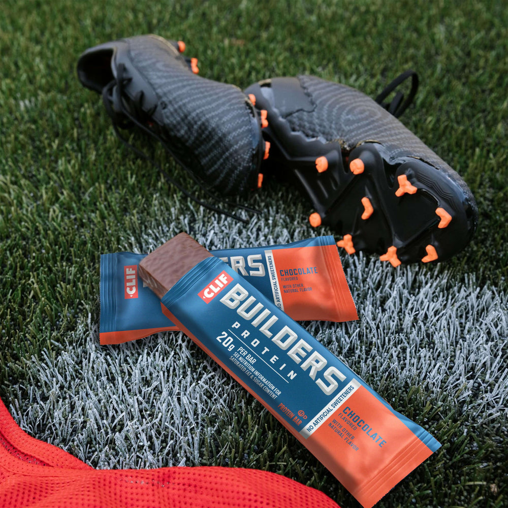 CLIF BUILDER'S escena de estilo de vida en gimnasio tras sesión de ejercicio