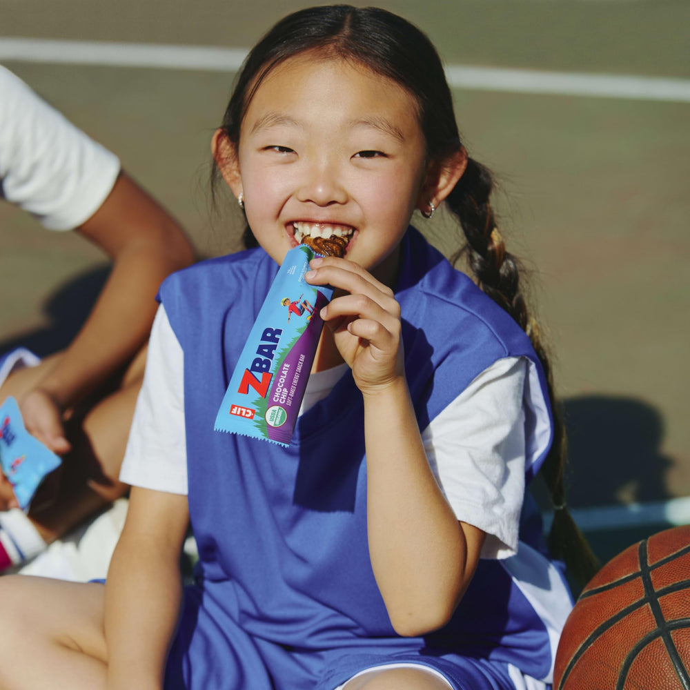 Clif Kid ZBar escena familiar en exterior, snack conveniente para aventuras