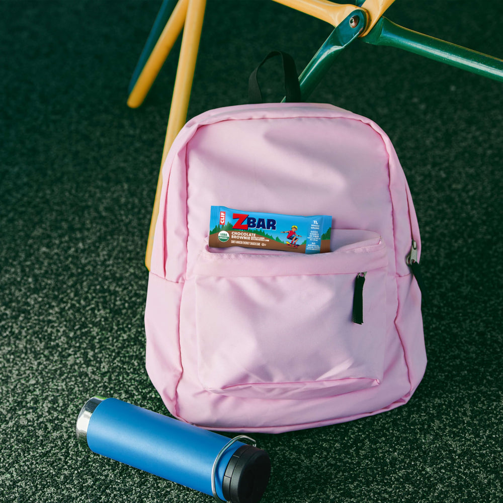 Clif Kid ZBar barra sostenida en mano para comparar tamaño y porción