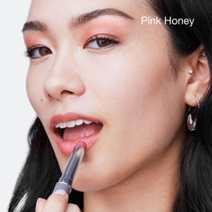 Clinique Almost Lipstick aplicación en labios demostrando acabado natural