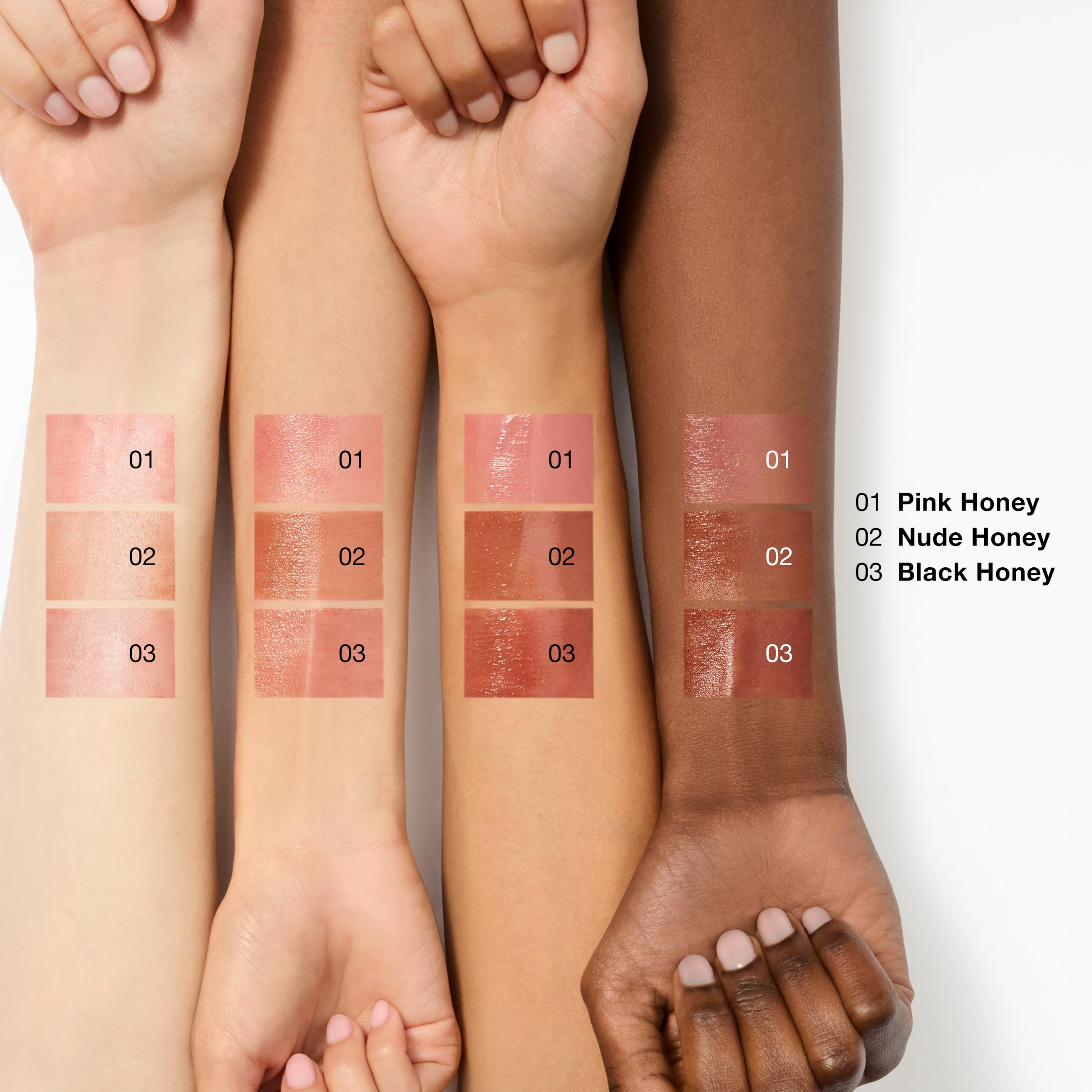 Clinique Almost Lipstick Black Honey junto a una regla para comparar tamaño y portabilidad