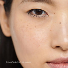 Clinique polvo Blended aplicado con brocha para fijar maquillaje y matificar